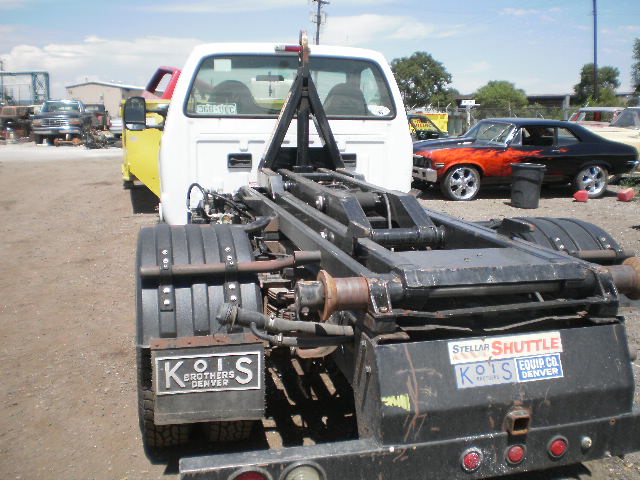 Hydraulic hook used to load roll-off containers